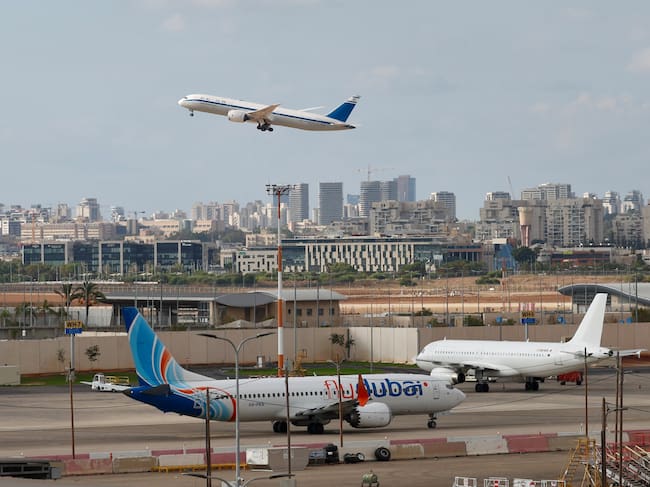 30 September 2026, Israel, Lod: A Flydubai plane is parked on the Apron of Ben Gurion International Airport. Imagen tomada de Getty Imagenes (Crédito: picture alliance / Colaborador)