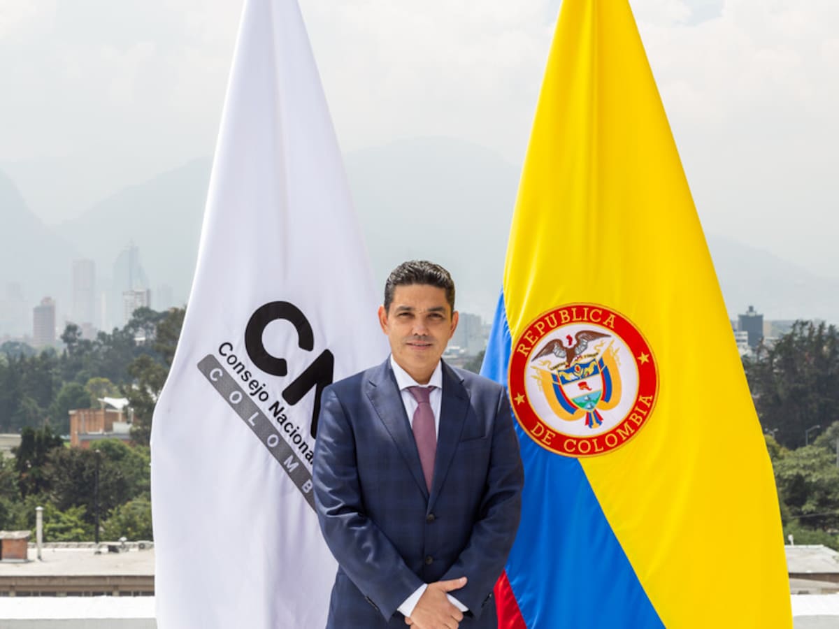 Magistrado del CNE se acerca a la Secretaría General de la Cámara