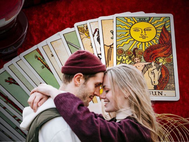 Predicciones de agosto del tarot sobre el amor para cada signo del zodiaco