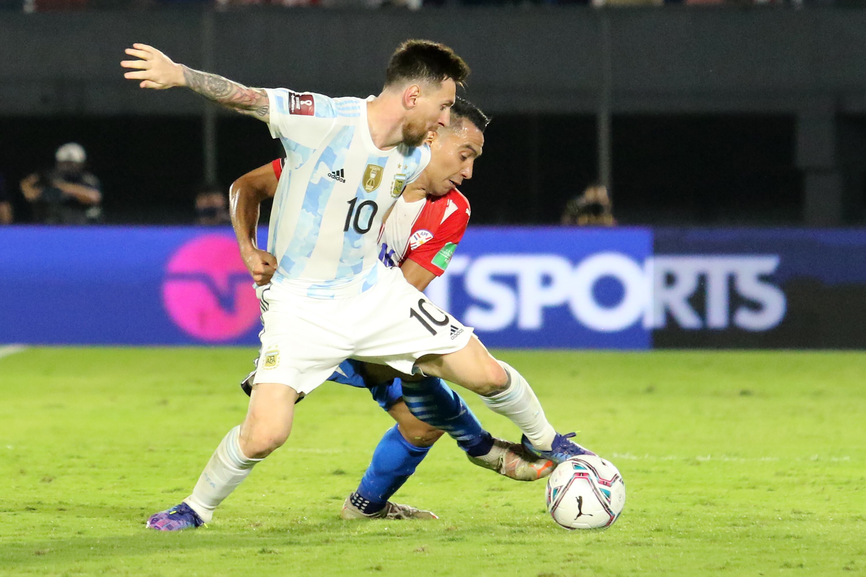 Paraguay y Argentina durante un enfrentamiento en Asunción en las Eliminatorias al Mundial de Qatar 2022. (Photo by Christian Alvarenga/Getty Images)