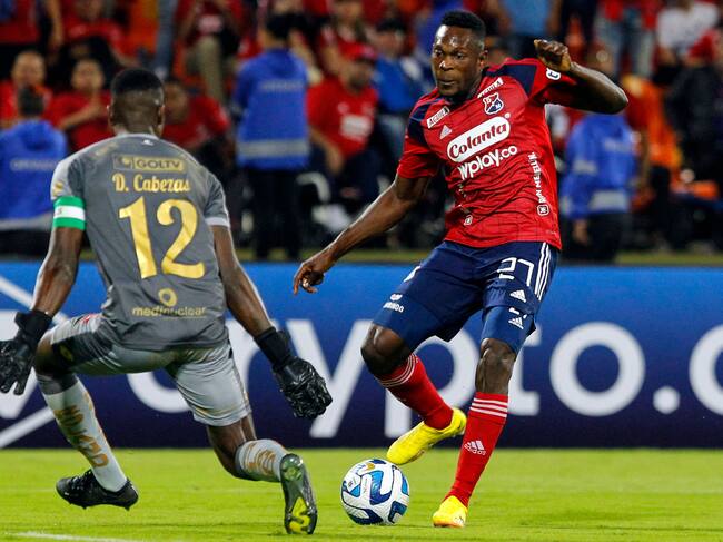 Independiente Medellin's forward Diber Cambindo (R) and El Nacional's goalkeeper David Cabezas vie for the ball during the second leg Copa Libertadores second stage football match between Colombia's Independiente Medellin and Ecuador's El Nacional, at the Atanasio Girardot stadium in Medellin, Colombia, on March 1st, 2023. (Photo by Freddy BUILES / AFP) (Photo by FREDDY BUILES/AFP via Getty Images)