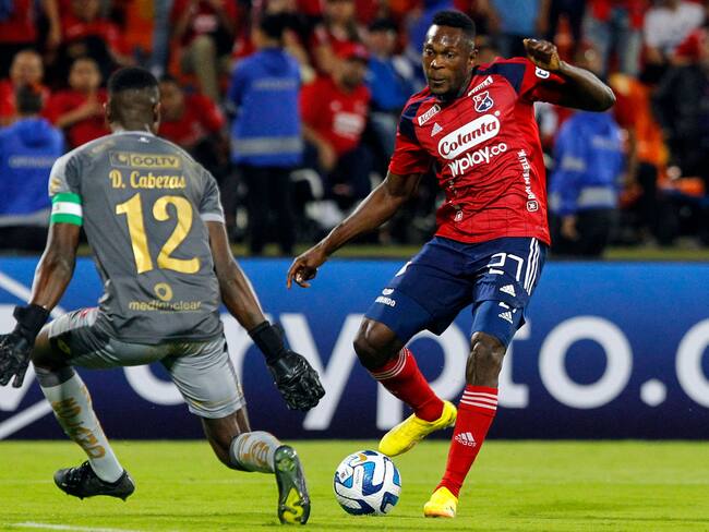 Independiente Medellin's forward Diber Cambindo (R) and El Nacional's goalkeeper David Cabezas vie for the ball during the second leg Copa Libertadores second stage football match between Colombia's Independiente Medellin and Ecuador's El Nacional, at the Atanasio Girardot stadium in Medellin, Colombia, on March 1st, 2023. (Photo by Freddy BUILES / AFP) (Photo by FREDDY BUILES/AFP via Getty Images)