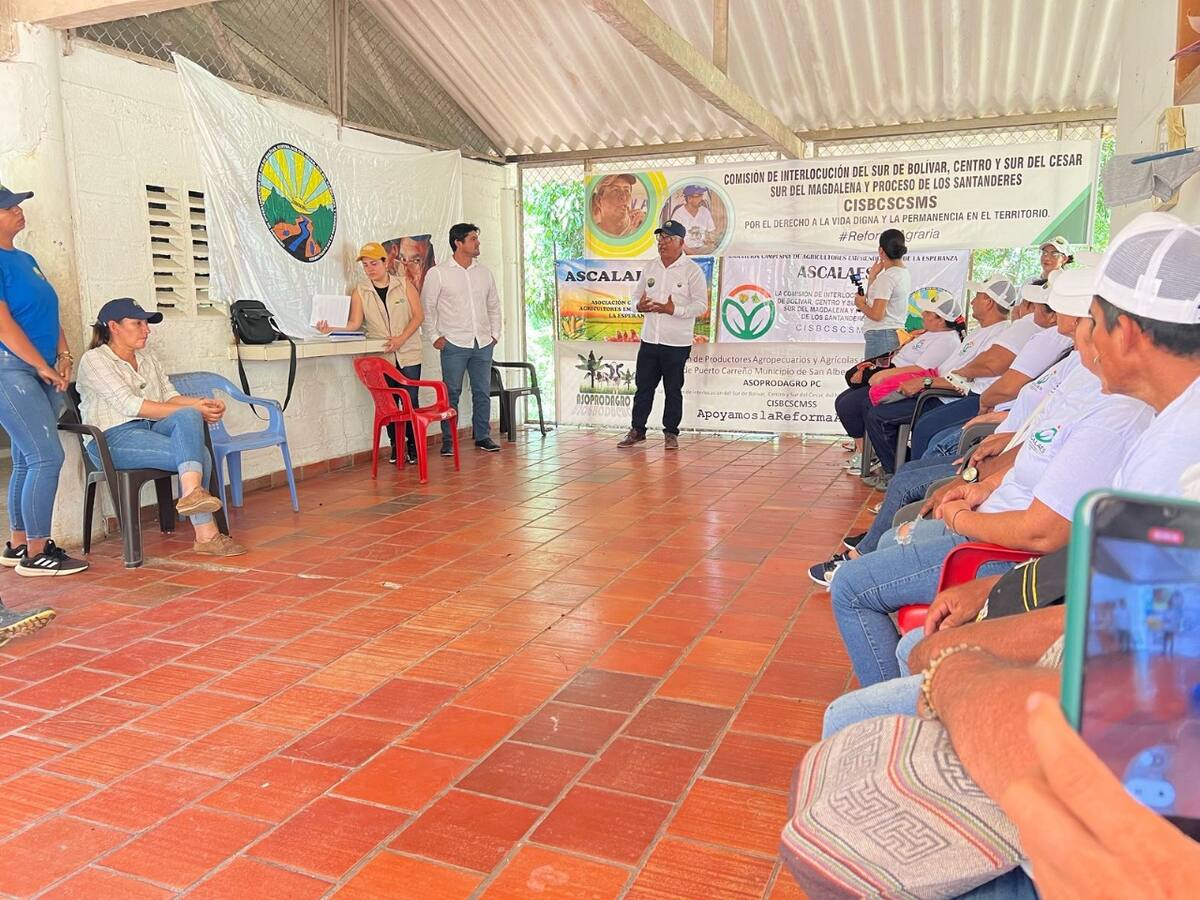 Familias de La Esperanza beneficiadas por la entrega colectiva de tierras