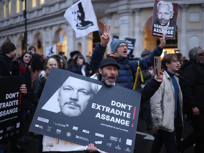 London (United Kingdom), 21/02/2024.- Julian Assange's supporters take part in a protest march after proceedings at the Royal Courts of Justice on second day of Julian Assange's extradition appeal hearing in London, Britain, 21 February 2024. Julian Assange is facing his final extradition hearing at the High Court on 20 to 21 February. Assange is facing 175 years in a US prison if the hearing goes against him. (Protestas, Reino Unido, Londres) EFE/EPA/NEIL HALL