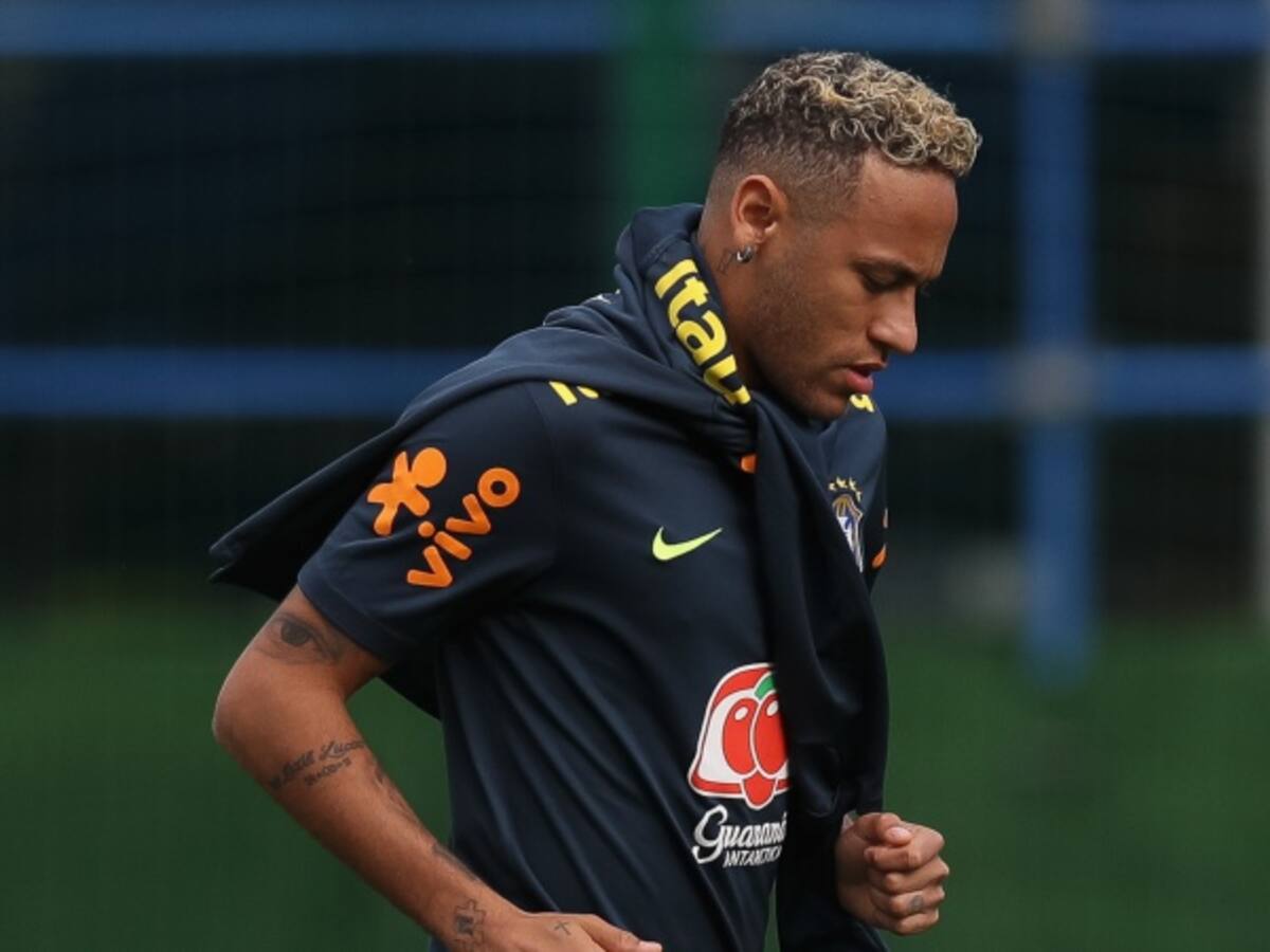 Neymar abandona entrenamiento por dolor en tobillo derecho
