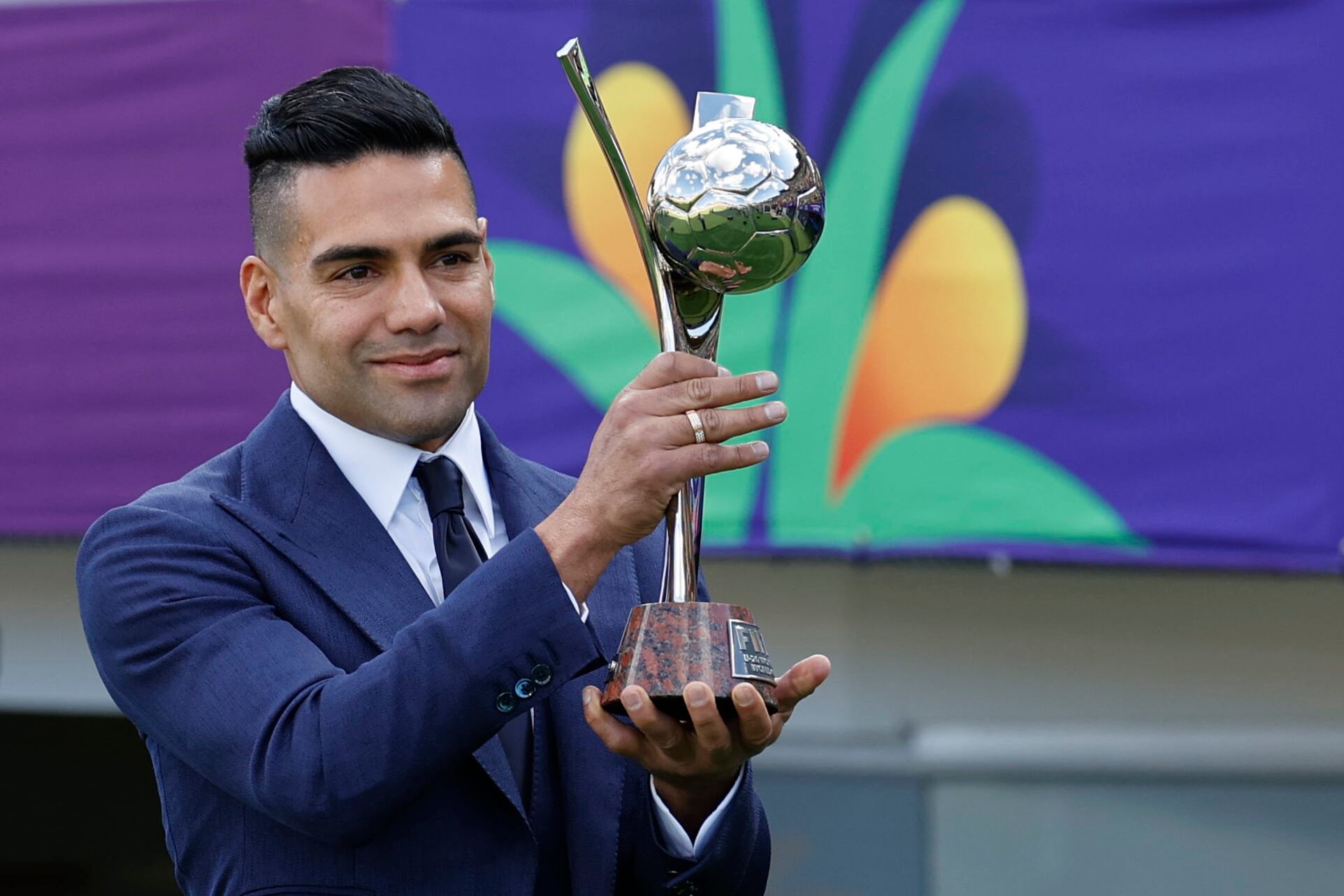 El delantero entregó el trofeo en la final del certamen internacional / EFE