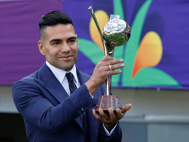 El delantero entregó el trofeo en la final del certamen internacional / EFE