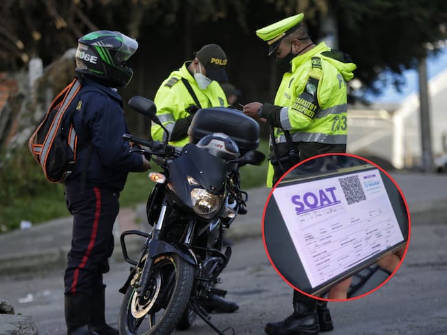 Policía de tránsito revisando la vigencia de todos los papeles de un motociclista en Bogotá / SOAT virtual (Getty Images / Colprensa)