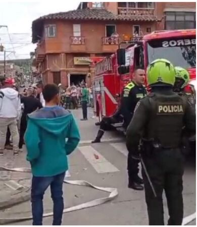 Atención a heridos en explosión ocurrida en zona comercial de Urrao, Antioquia.