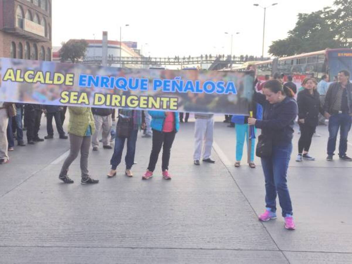 Bloquean la Carrera 30 por problemática de habitantes de calle