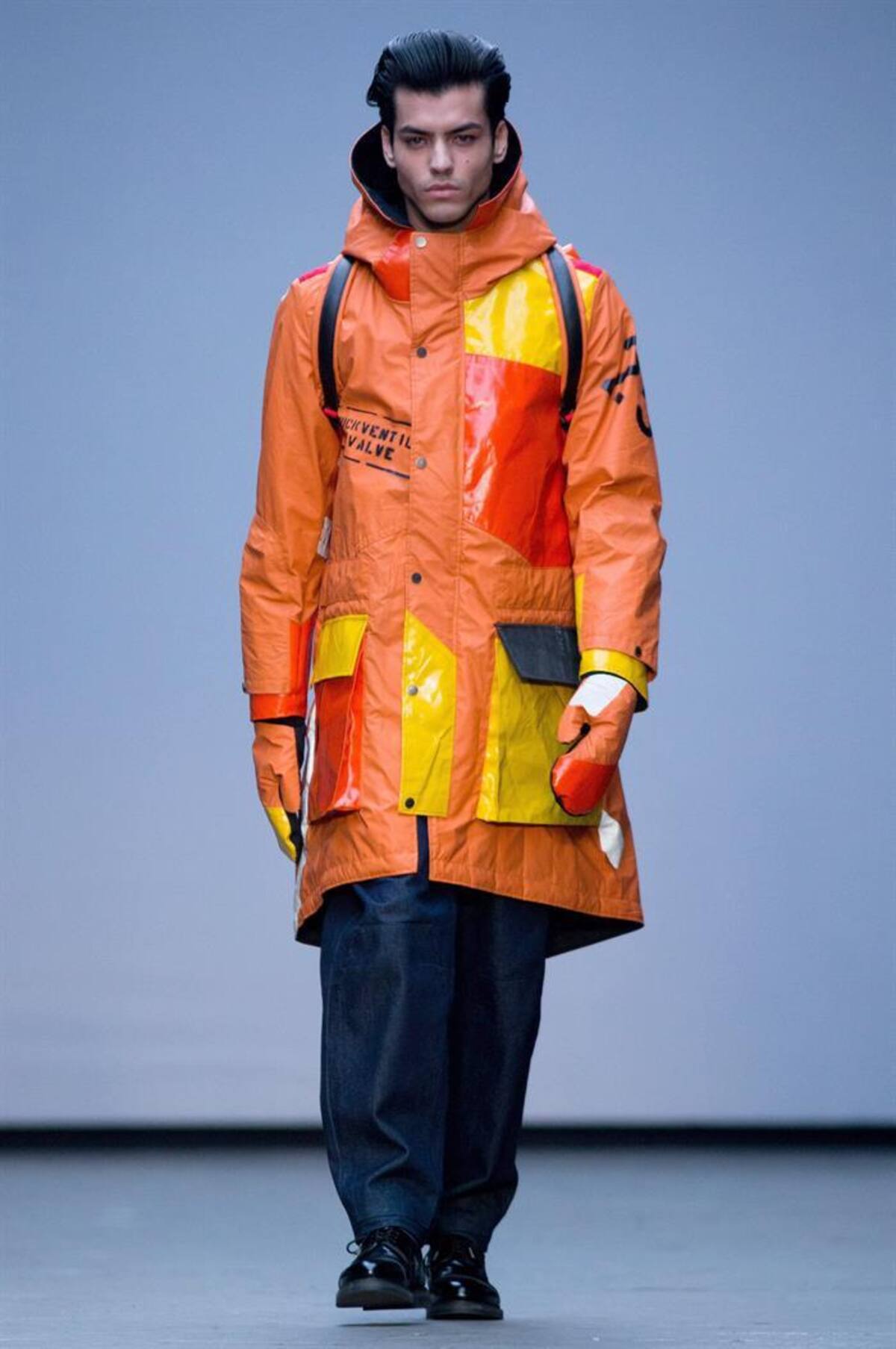 Una serie de modelos presentan la colección de otoño, invierno 2015 en la semana de la moda masculina en Londres, Inglaterra, que se realizará hasta el próximo 12 de enero.