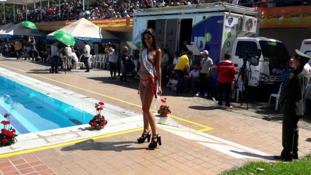 Desfile en traje de baño de las candidatas al Reinado Internacional del Café