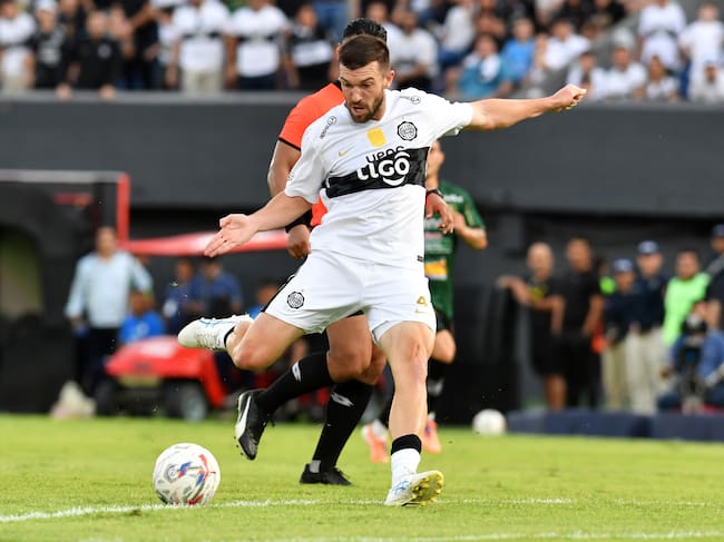 Tim Payne en el momento de su anotación ante Rubio Ñu. (Photo by Christian Alvarenga/Getty Images)