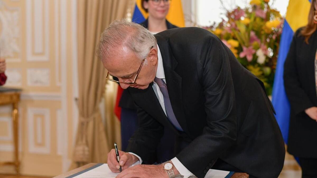 Colombia y Suecia firman un acuerdo de defensa bilateral