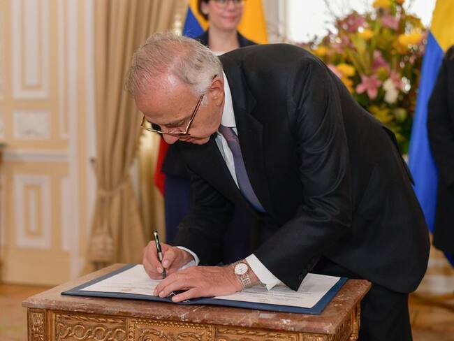 Ministro de Defensa firma acuerdo de defensa con Suecia.