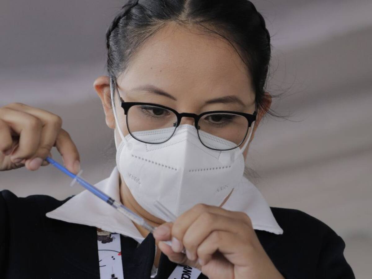 7 muertes por coágulos sanguíneos en Reino Unido tras vacuna AstraZeneca