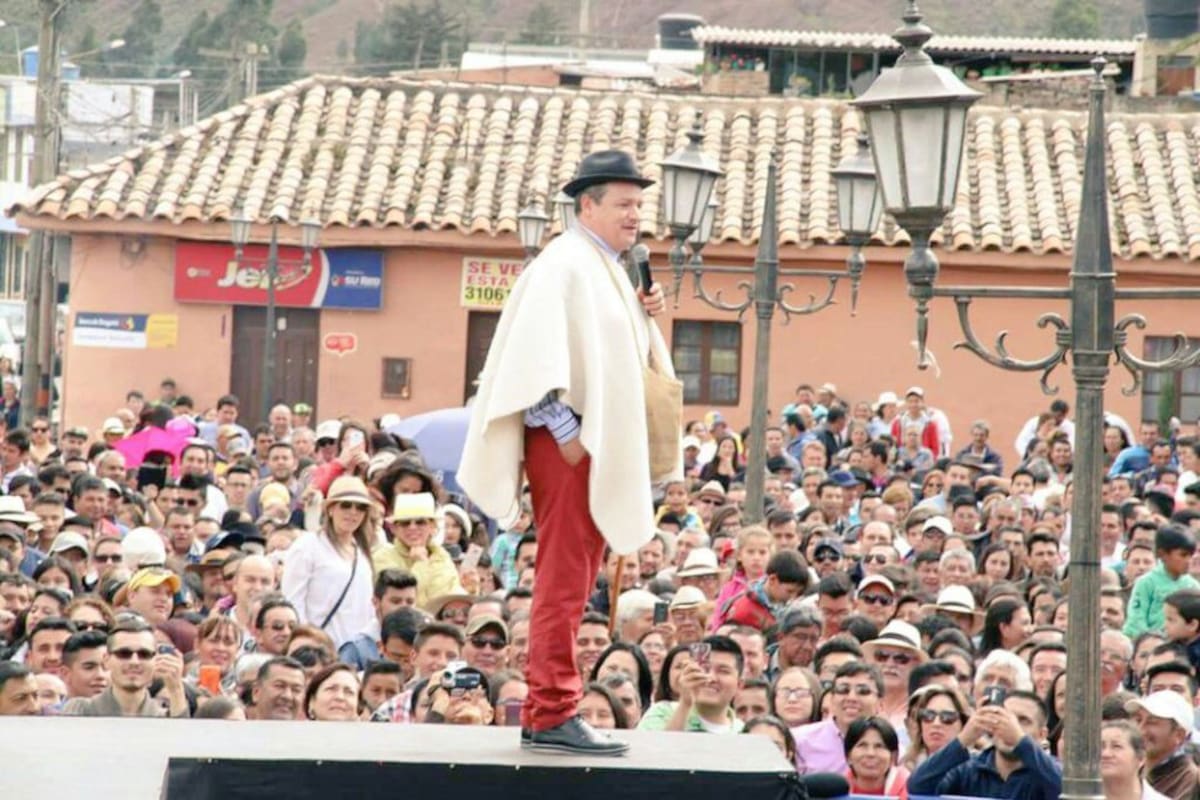 Don Jediondo en la pasarela del reinado de ovejas y fashion de la lana de Nobsa, Boyacá.