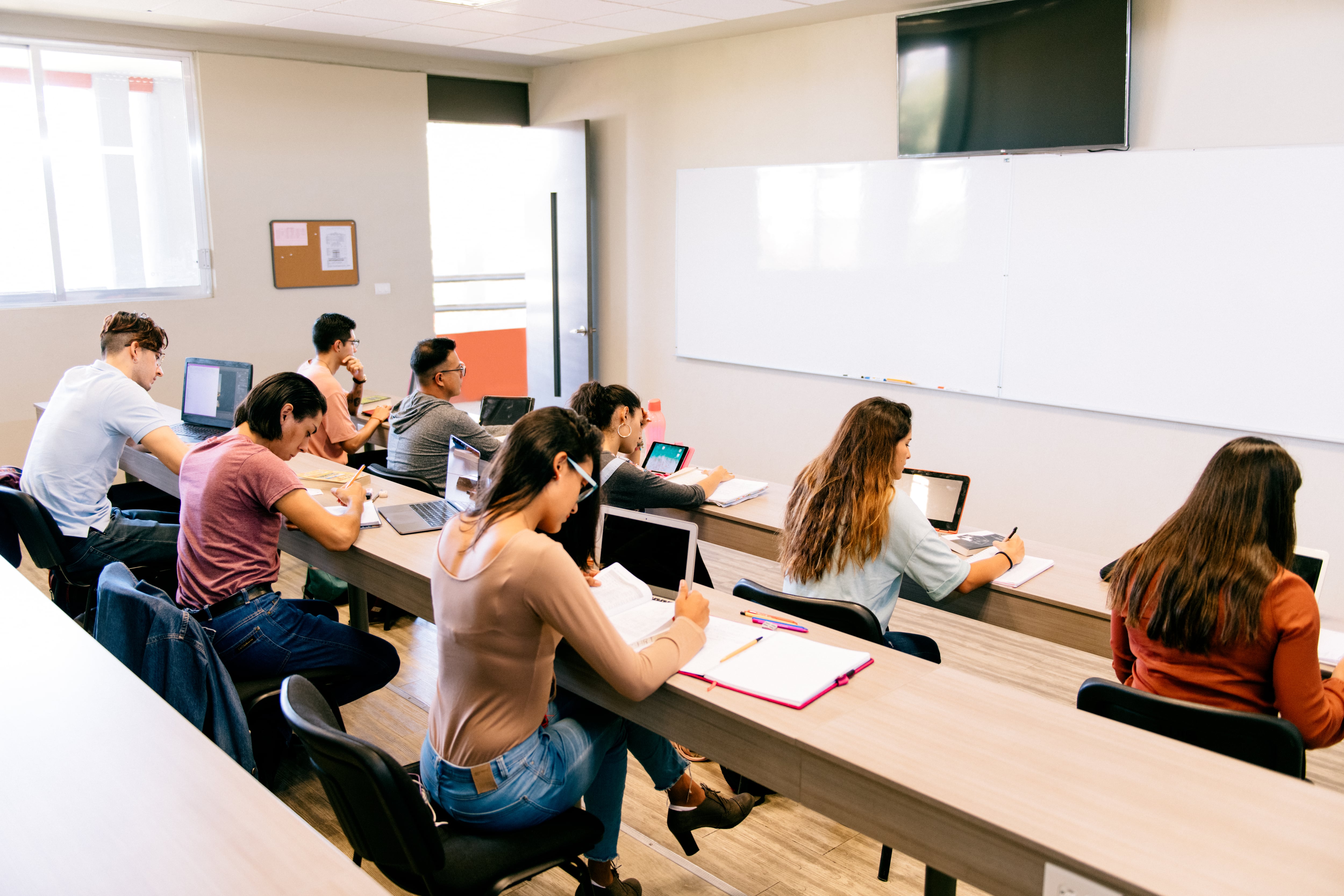 Estudiantes en un aula universitaria (Foto vía Getty Images)