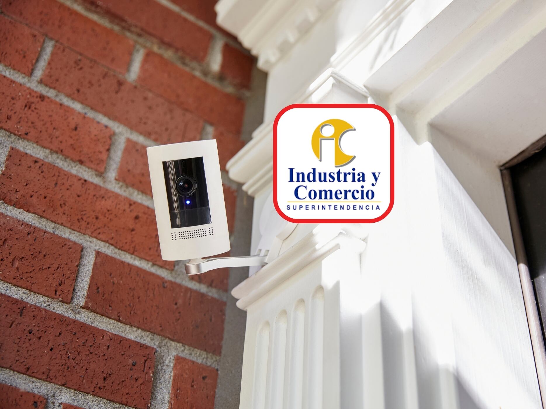 Imagen ilustrativa de una Cámara de Seguridad en un conjunto residencial. A su lado, el logo de la Superintendencia de Industria y comercio, quienes regulan el manejo de estas (Cortesía Getty Images)