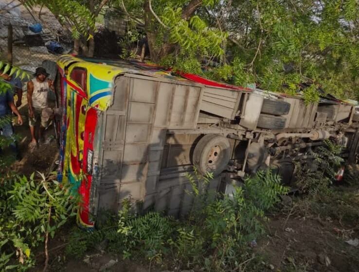 Bus volcado en la vía oriental del Atlántico