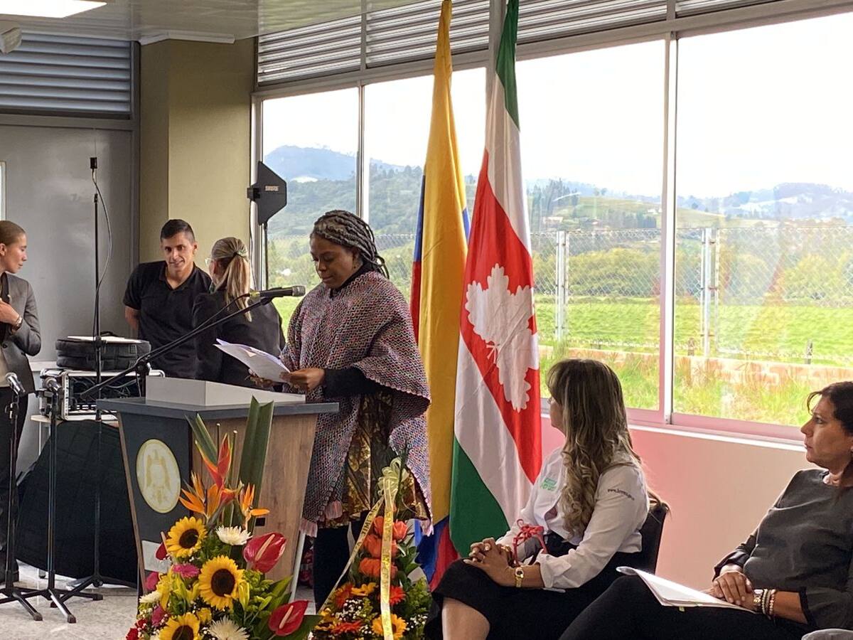 ¿Qué respondió la ministra Vergara a subcontratistas del FFIE que exigen sus pagos?