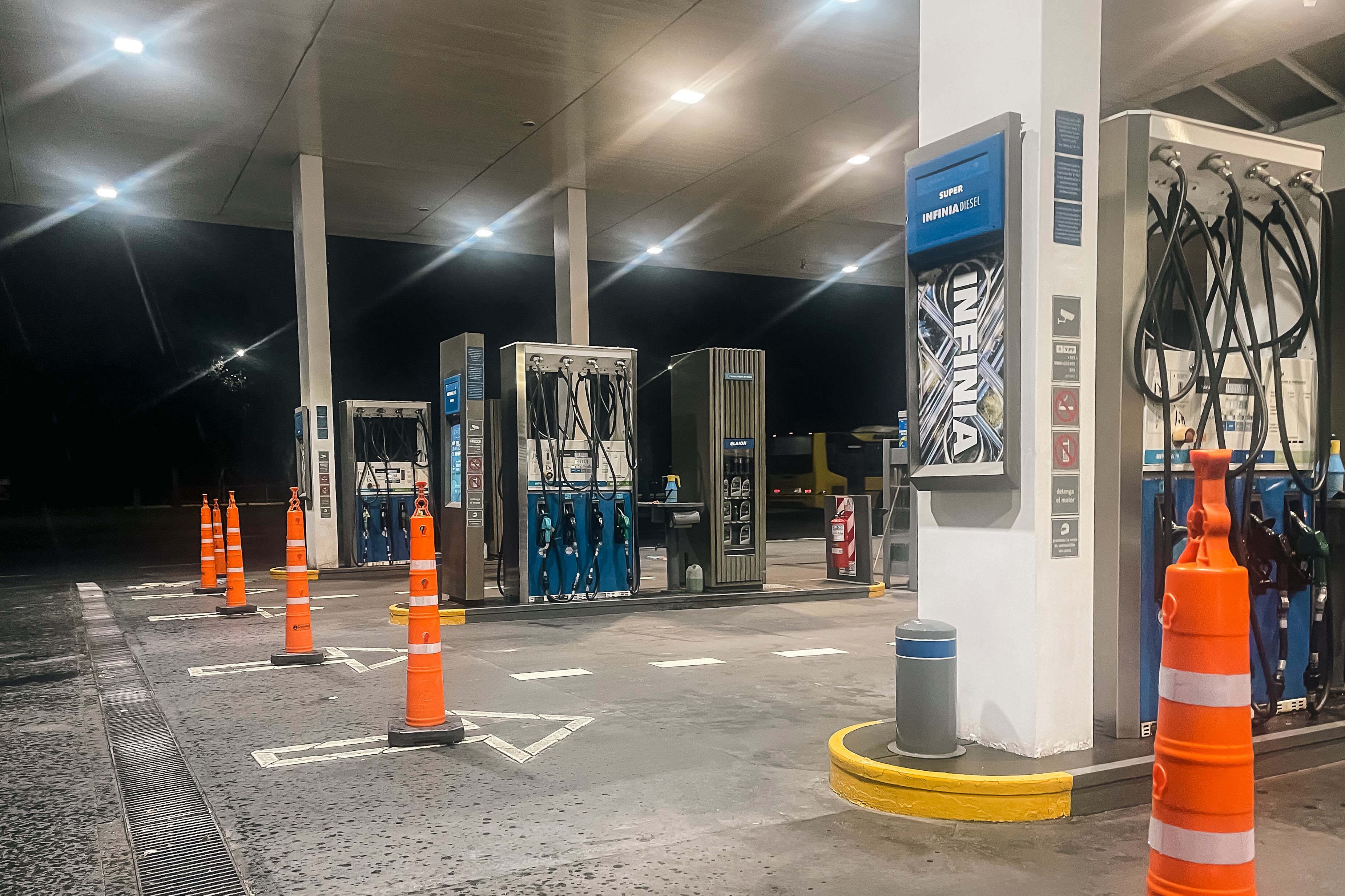 ACOMPAÑA CRÓNICA: ARGENTINA PRECIOS. AME2355. BUENOS AIRES (ARGENTINA), 18/08/2023.- Fotografía de una estación de gasolina cerrada, el 16 de agosto de 2023, en Buenos Aires (Argentina). Precios sin marcar, alimentos que suben de un día para otro, salarios que no permiten llegar a fin de mes. Ese es el día a día de los ciudadanos argentinos, que sumaron a la terrible situación económica que viven desde hace tiempo la devaluación del 22 % del tipo de cambio oficial establecido por el Gobierno tras las elecciones primarias. EFE/ Juan Ignacio Roncoroni