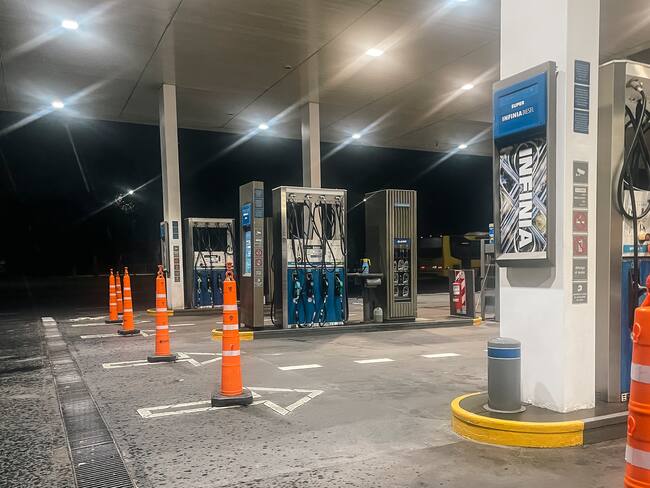 ACOMPAÑA CRÓNICA: ARGENTINA PRECIOS. AME2355. BUENOS AIRES (ARGENTINA), 18/08/2023.- Fotografía de una estación de gasolina cerrada, el 16 de agosto de 2023, en Buenos Aires (Argentina). Precios sin marcar, alimentos que suben de un día para otro, salarios que no permiten llegar a fin de mes. Ese es el día a día de los ciudadanos argentinos, que sumaron a la terrible situación económica que viven desde hace tiempo la devaluación del 22 % del tipo de cambio oficial establecido por el Gobierno tras las elecciones primarias. EFE/ Juan Ignacio Roncoroni