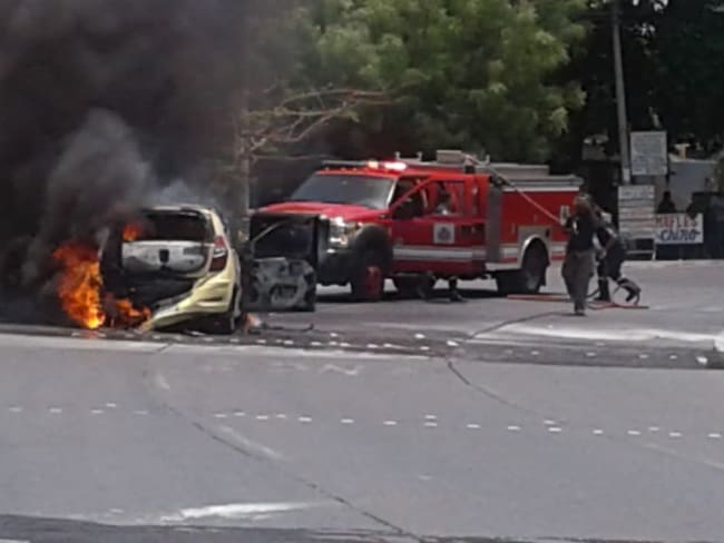 Incendio arrasó con un taxi frente al Castillo San Felipe en Cartagena