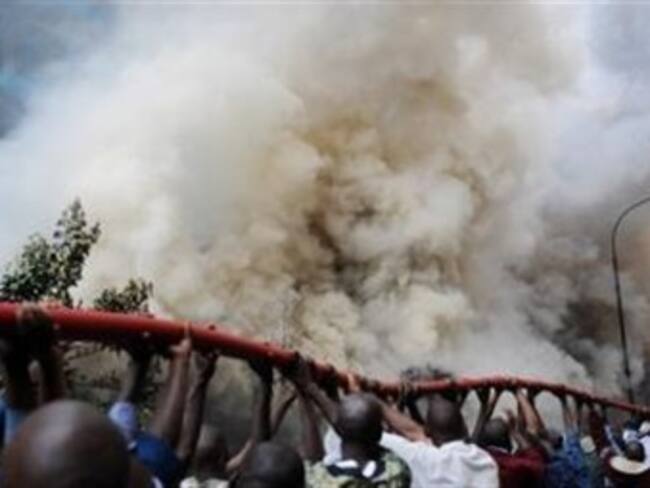 111 muertos y 200 heridos al explotar un camión cisterna en Kenia