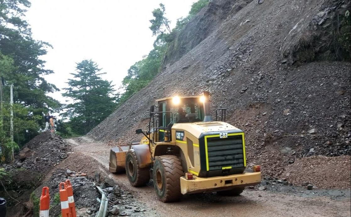 Con maquinaria amarilla tratan de remover los escombros para habilitar paso total en la vía Santa Fe de Antioquia-Cañasgordas. Foto: Devimar.
