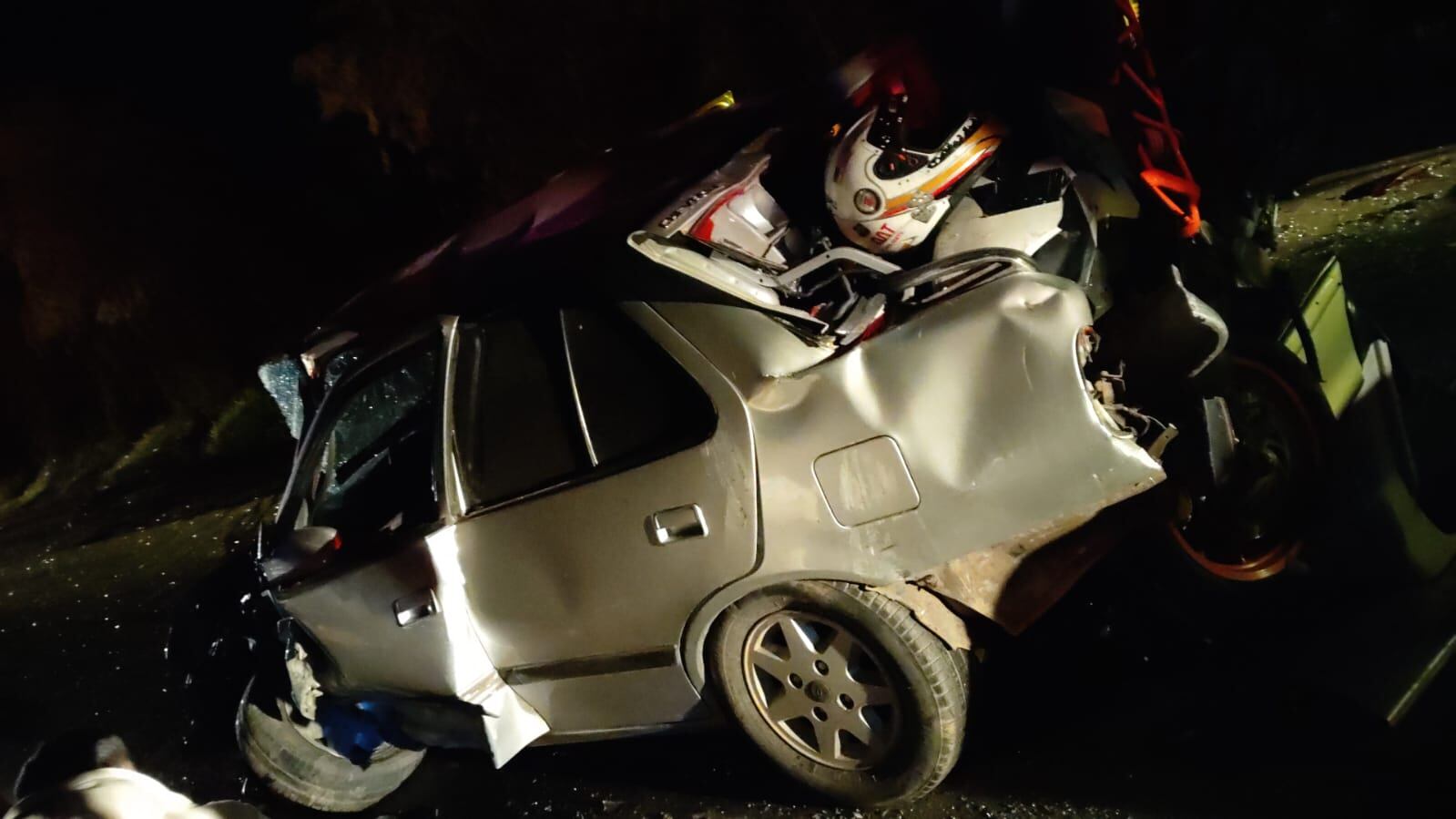 Una de las motocicletas quedó incrustada en la parte posterior del vehículo que arrolló a un grupo de motociclistas que transitaba entre Cerinza y Santa Rosa de Viterbo / Foto: Defensa Civil.