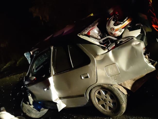 Una de las motocicletas quedó incrustada en la parte posterior del vehículo que arrolló a un grupo de motociclistas que transitaba entre Cerinza y Santa Rosa de Viterbo / Foto: Defensa Civil.