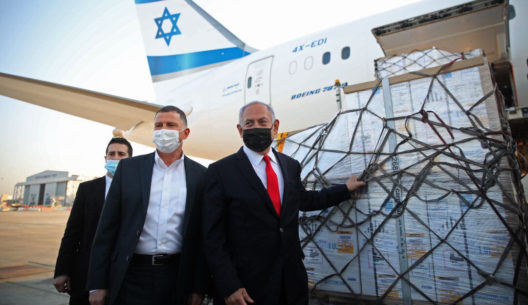 El primer ministro israelí, Benjamin Netanyahu, junto a un lote de vacunas contra el coronavirus.