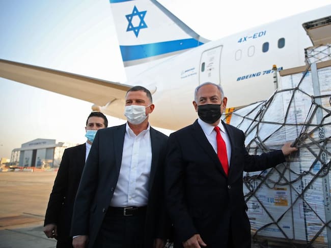 El primer ministro israelí, Benjamin Netanyahu, junto a un lote de vacunas contra el coronavirus.