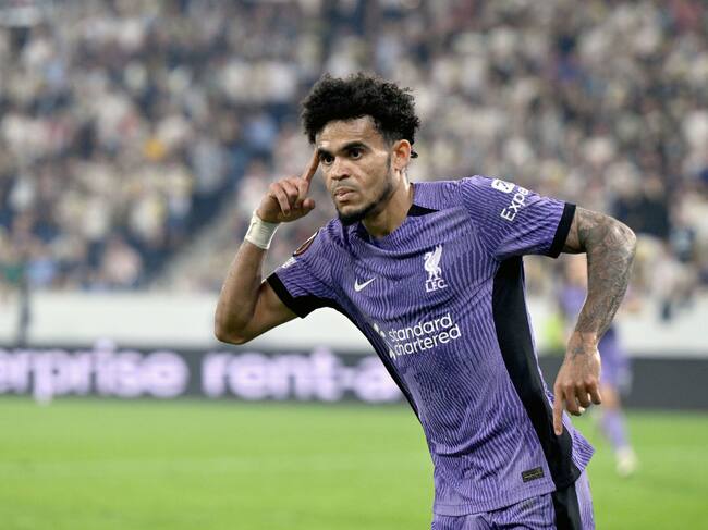 Luis Díaz celebra su gol con el Liverpool por Europa League. 21 de septiembre de 2023. Foto: Harry Langer/DeFodi Images via Getty Images.
