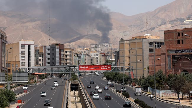 FOTODELDÍA TEHERÁN (IRÁN), 16/06/2025.- Vehículos circulan por una autopista mientras se eleva humo al fondo desde una refinería de petróleo, al noroeste de Teherán, Irán, ESTE LUNES. Israel e Irán han estado intercambiando disparos desde que Israel lanzó ataques en Irán el 13 de junio de 2025 como parte de la Operación "León Ascendente". EFE/ Abedin Taherkenareh