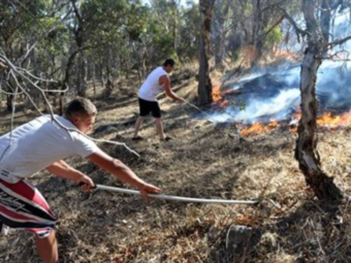 Decenas de evacuados y casas arrasadas por incendios forestales en Australia