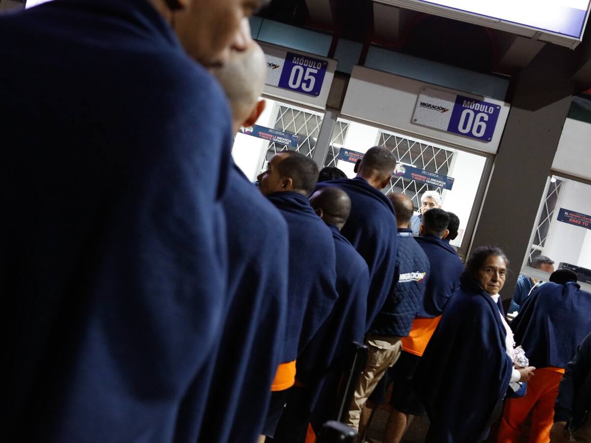 Más de seiscientos presos deportados de Ecuador han cruzado la frontera hacia Colombia