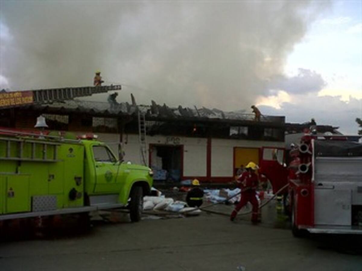 Seis bodegas fueron consumidas en un incendio en la central de abastos de Cúcuta