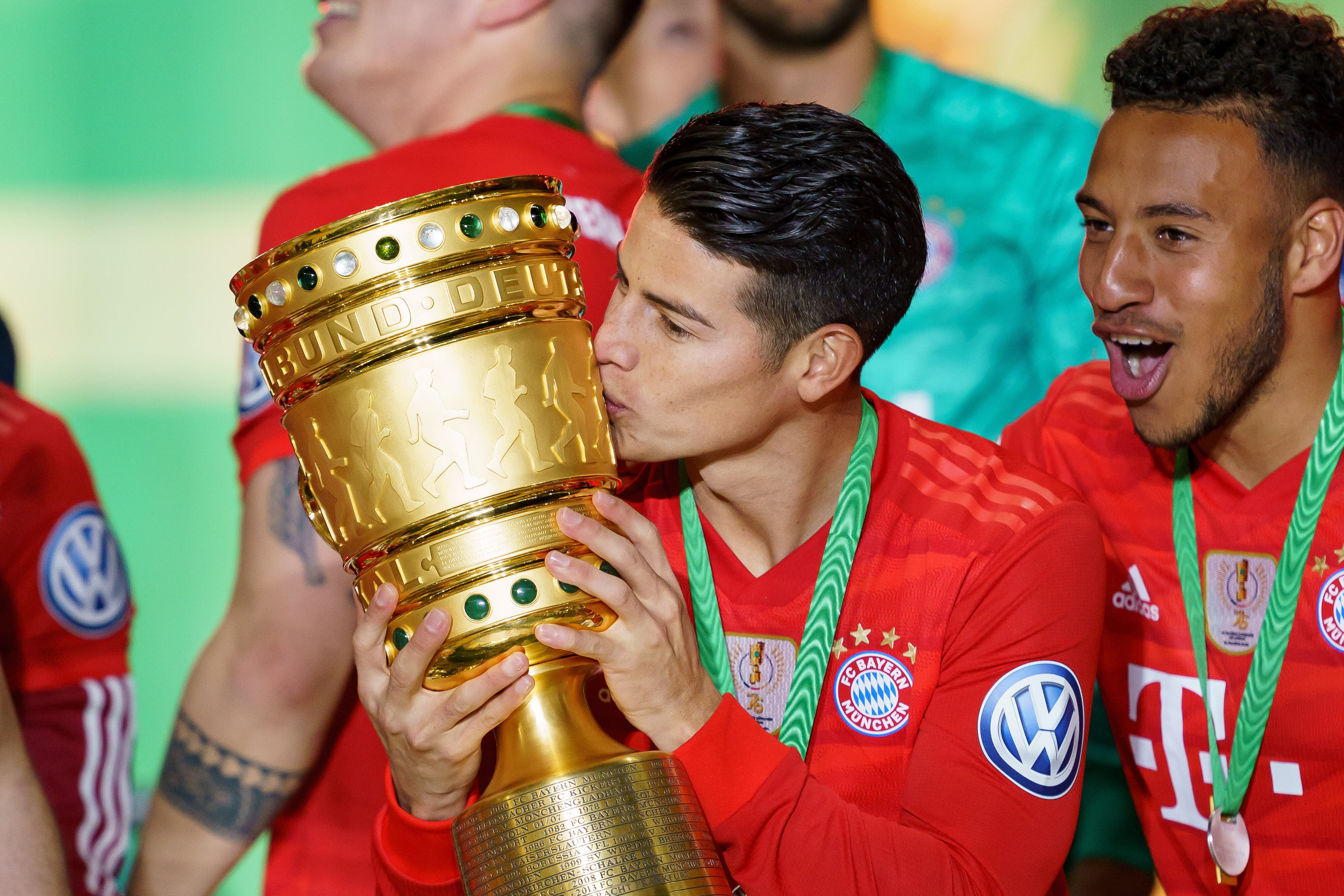 James Rodríguez festeja el título de la Copa de Alemania con el Bayern Múnich. (Photo by TF-Images/Getty Images)