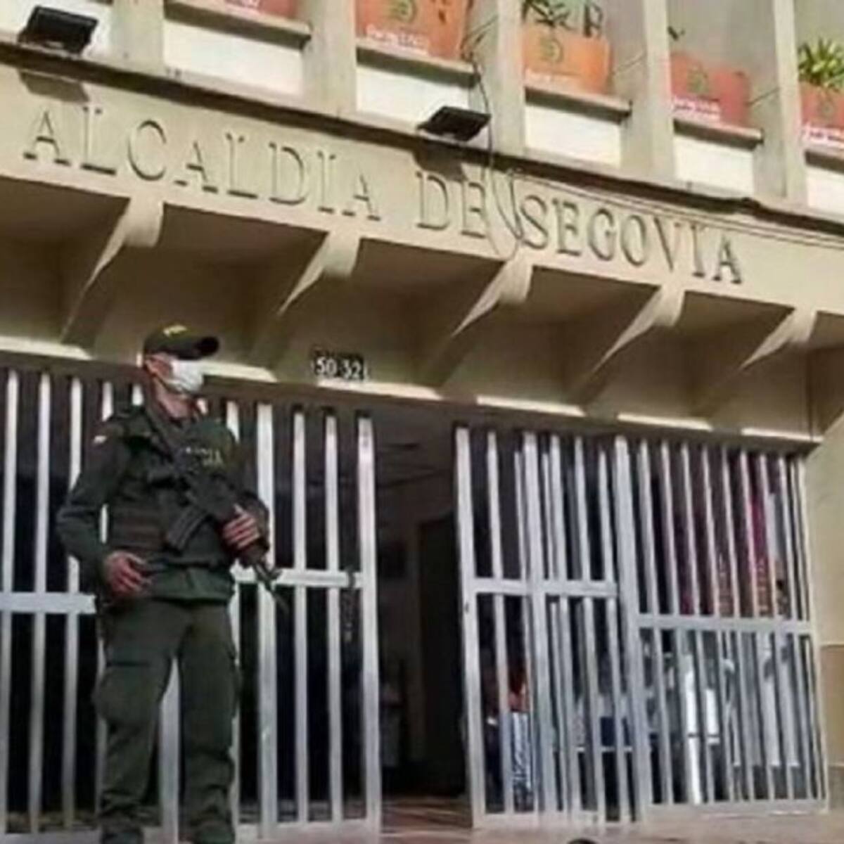Atacan con explosivos la estación de policía de Segovia