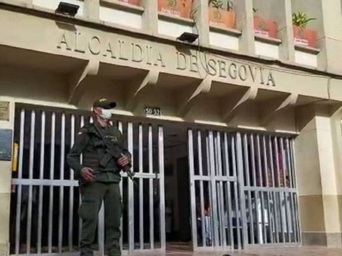 Atacan con explosivos la estación de policía de Segovia