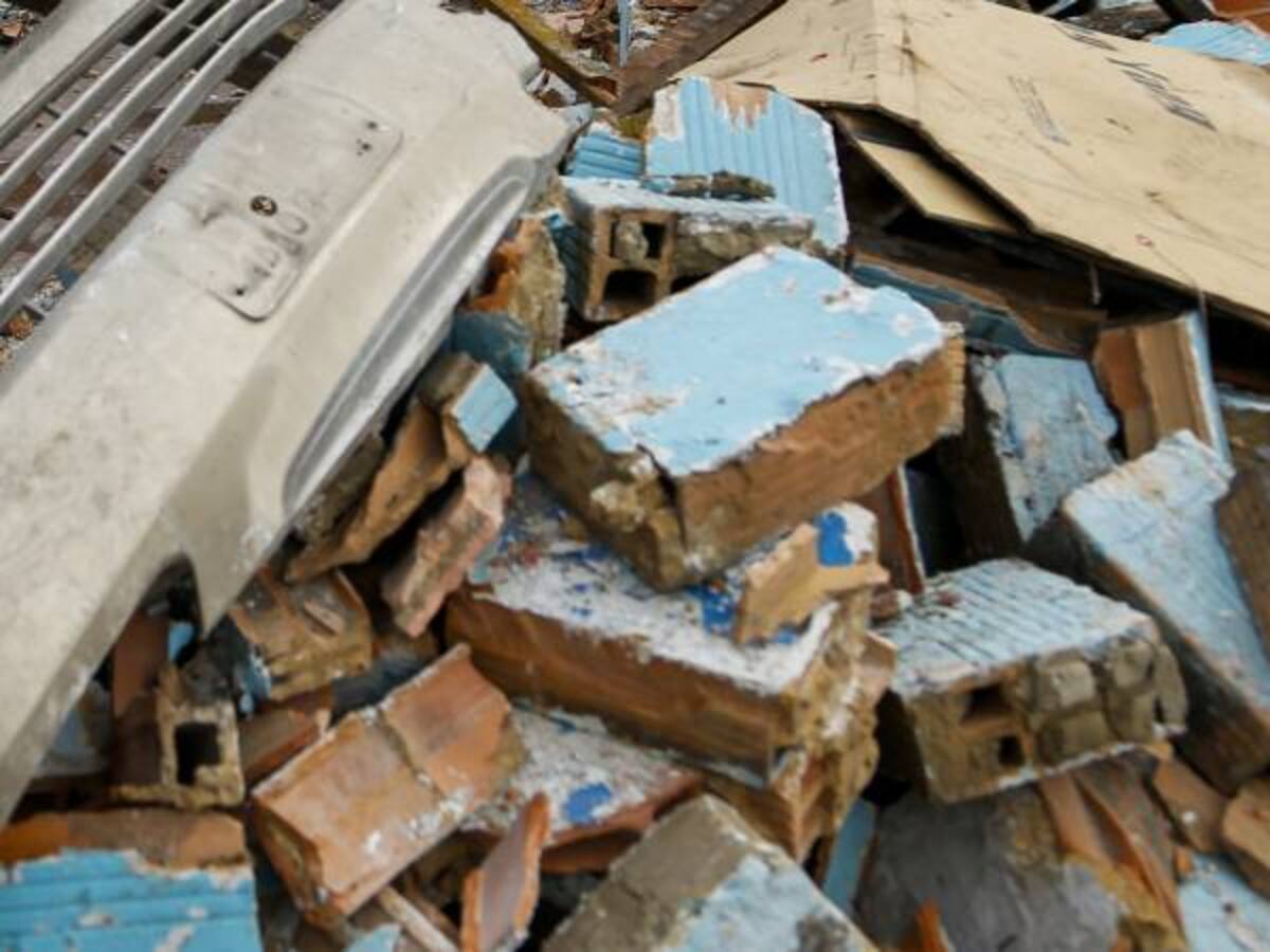 Desplome de muro sobre edificio en Chapinero obliga a evacuar 200 personas