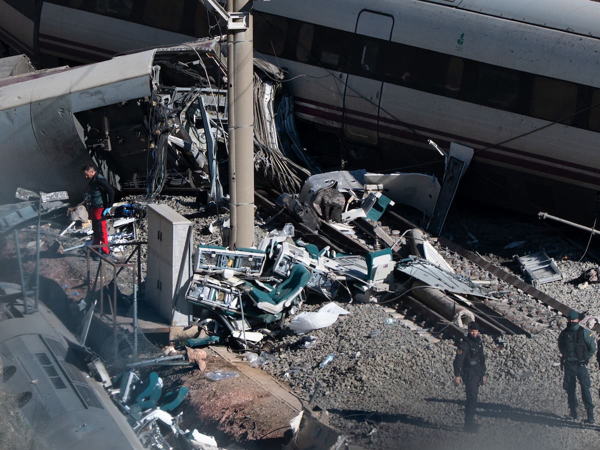 Siguen las tareas para que bomberos puedan trocear vagones descarrilados en sur de España