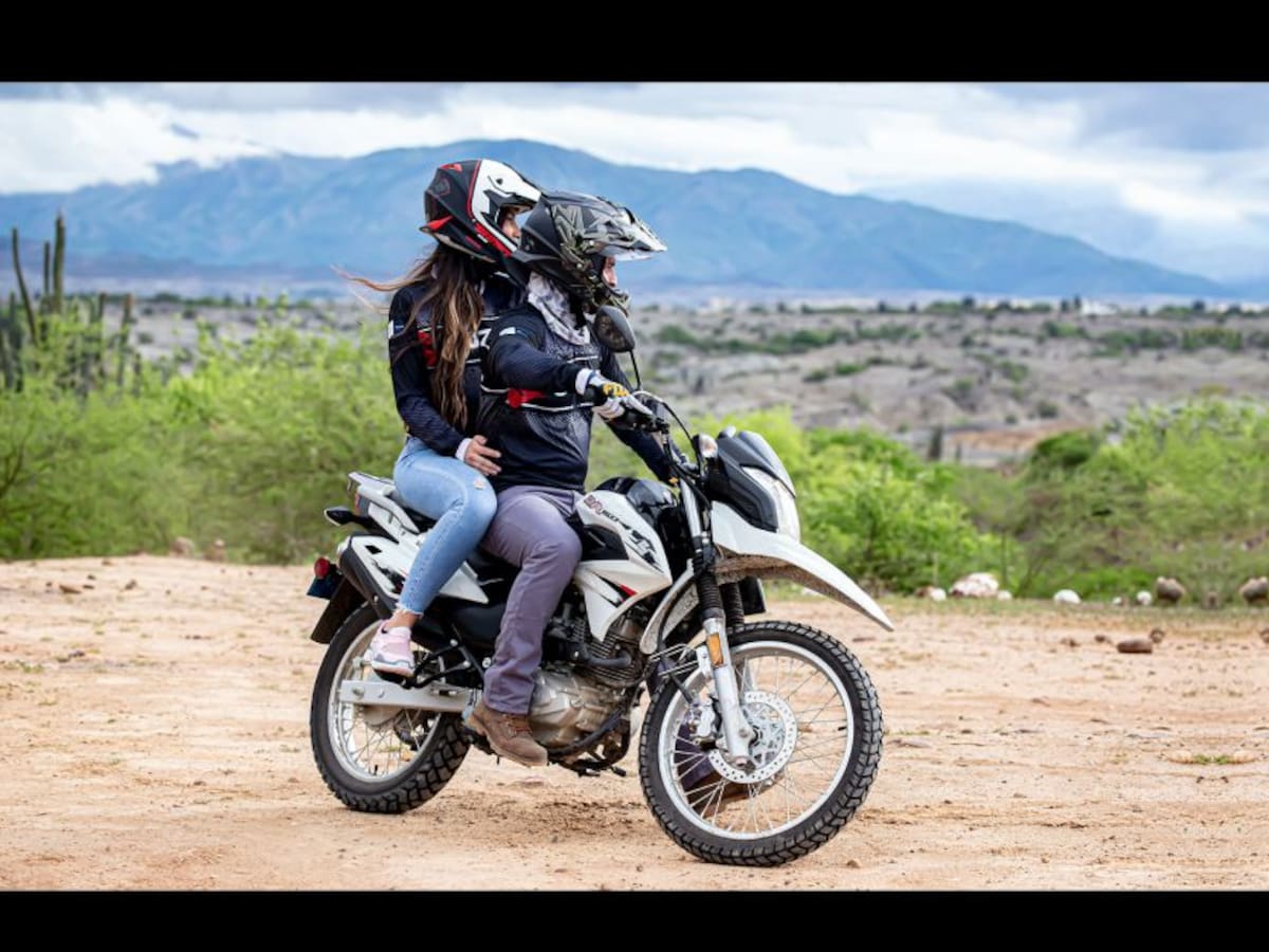 Relaciona los logotipos con la motocicleta Suzuki que corresponda