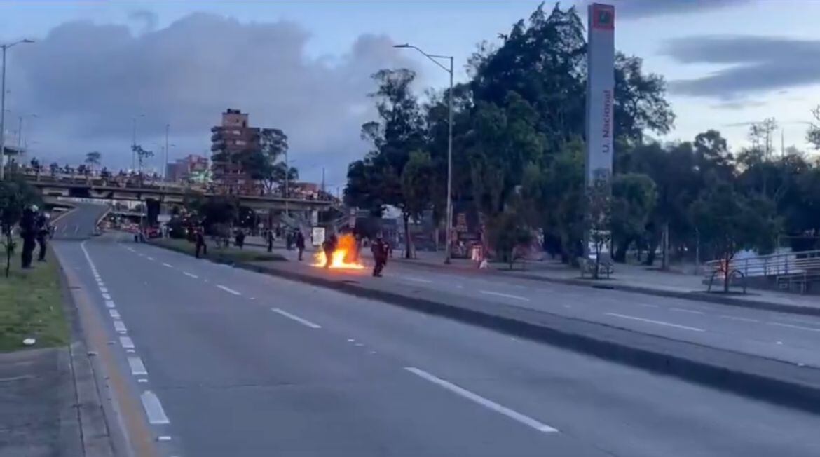 Enfrentamientos en la Universidad Nacional afectan la movilidad en la NQS y el servicio de TransMilenio