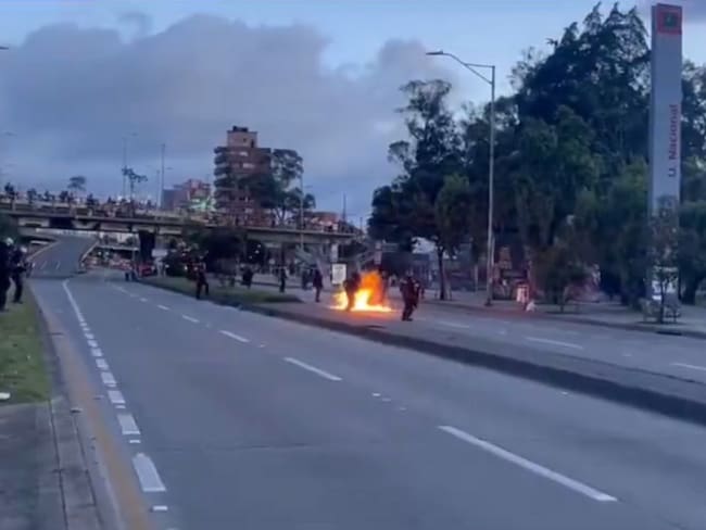 Enfrentamientos en la Universidad Nacional afectan la movilidad en la NQS y el servicio de TransMilenio