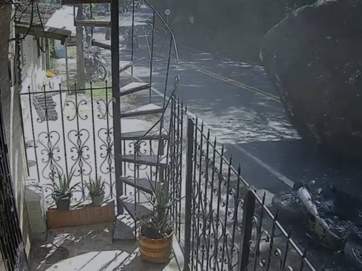 Gigantesca roca cayó sobre vía en Dabeiba y obligó su cierre total