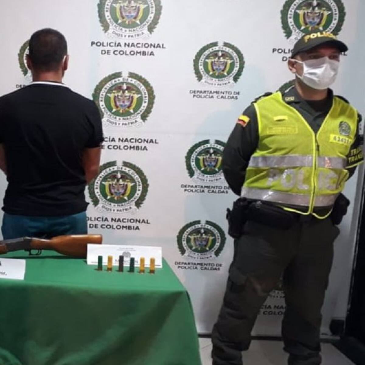 Incautada escopeta en Chinchiná oculta entre verduras