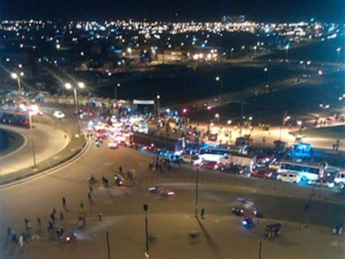 Conductores de transporte público bloquean Portal de Las Américas